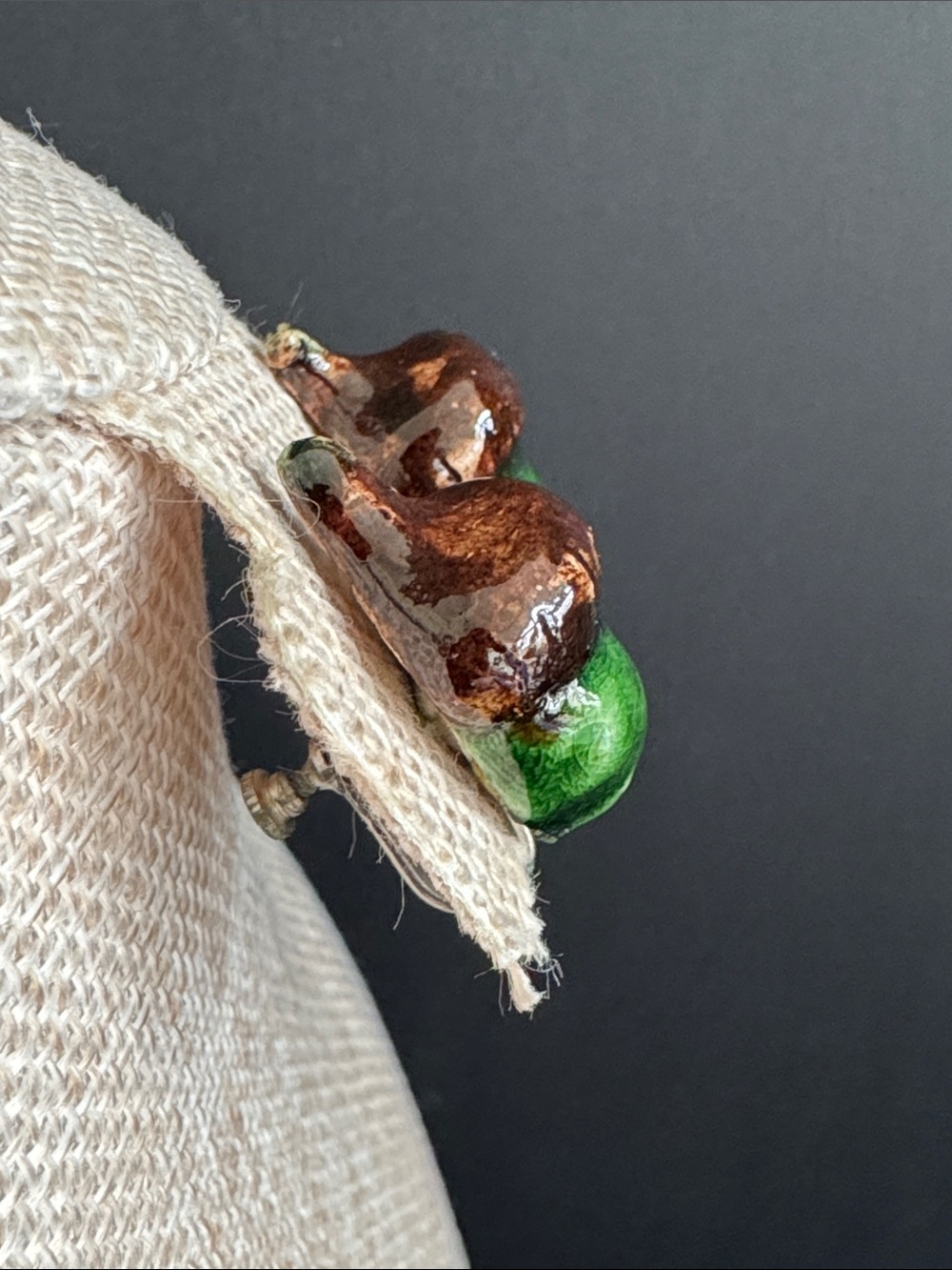 VTG 1940s Mid-Century Ceramic Acorn Screw-Back Earrings - Picture 2 of 4